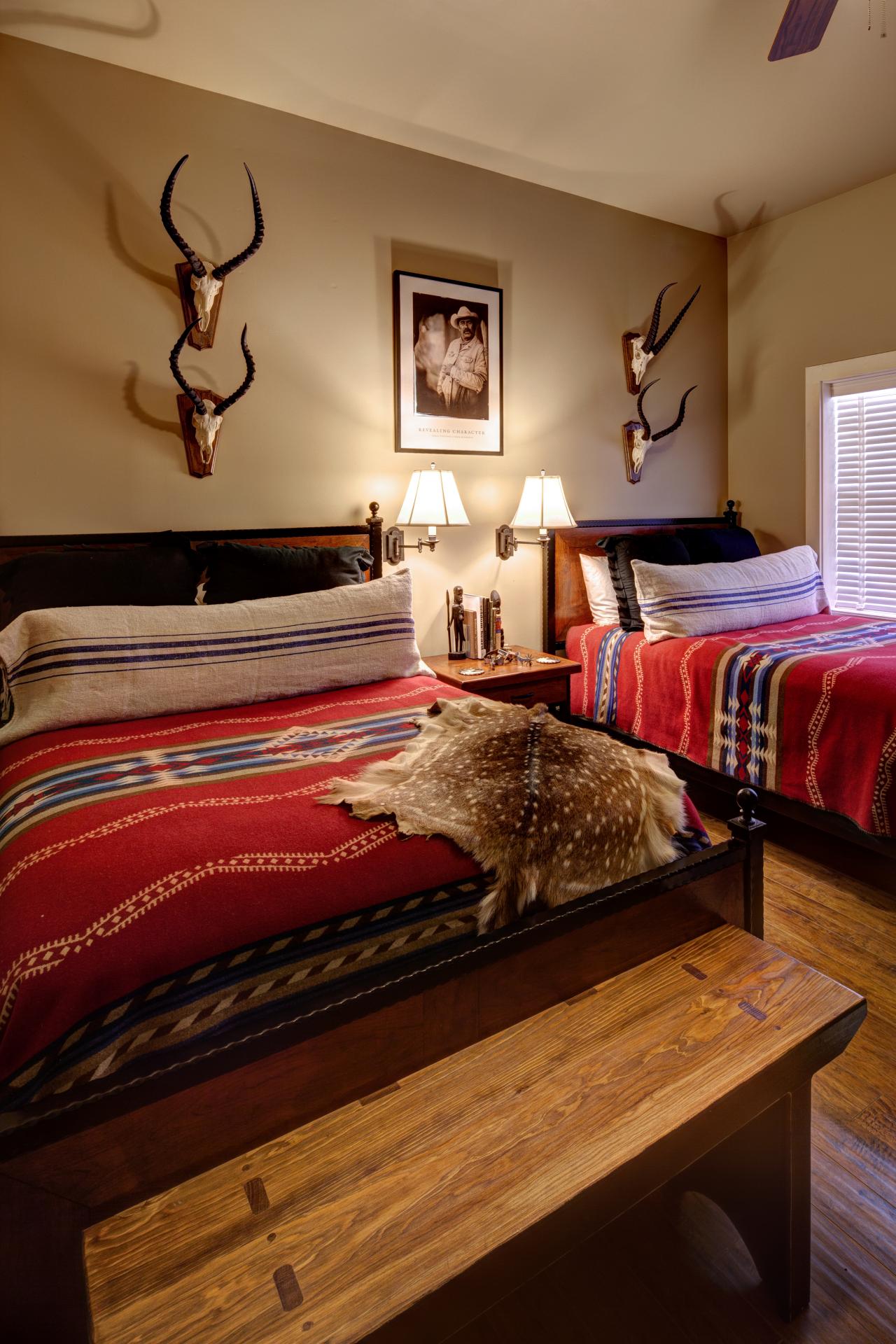 bedroom southwestern western bedding rustic decorating style pendleton blankets tribal decor deer country room southwest lodge farmhouse master print bedrooms