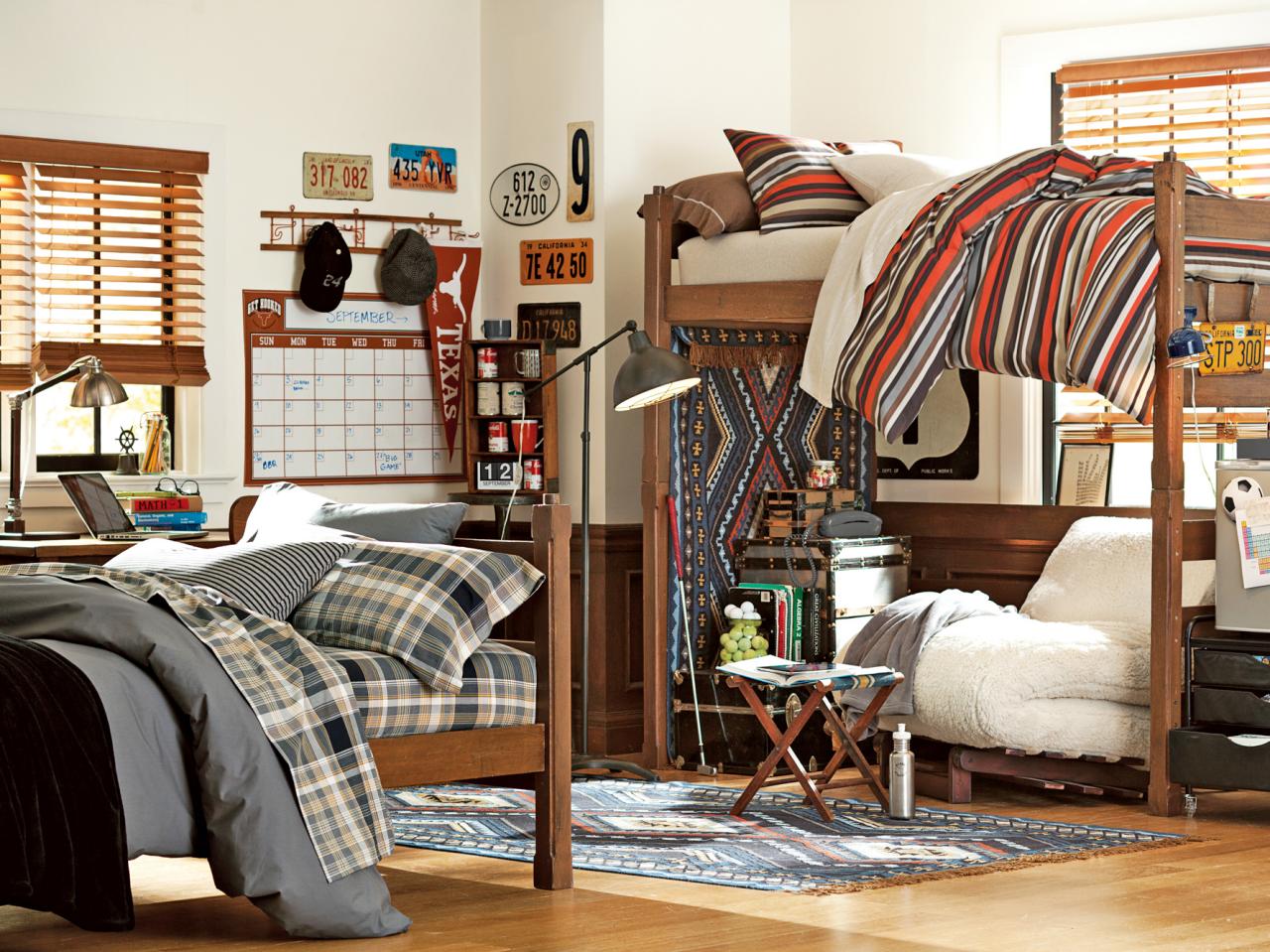 Bedroom Decorating Ideas For College Guys