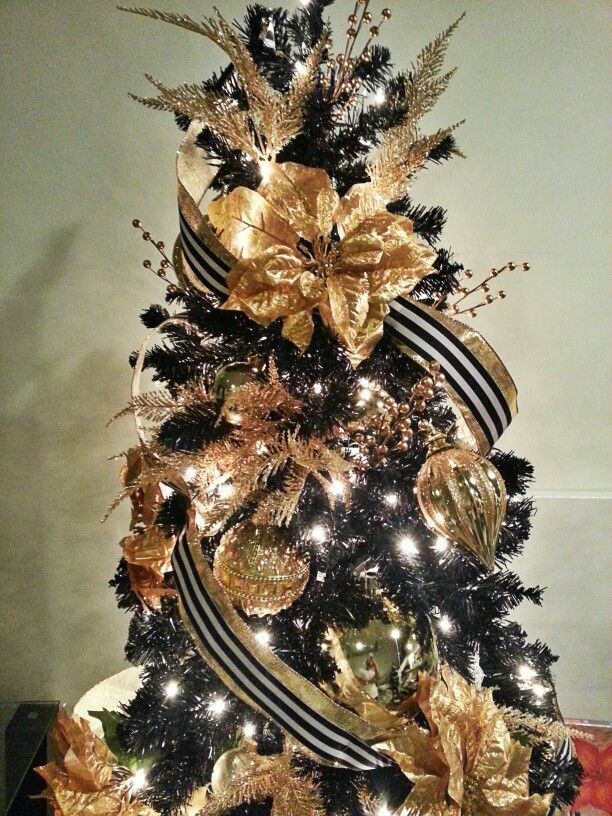 Modern Black Christmas Tree Decorating Ideas with Simple Decor