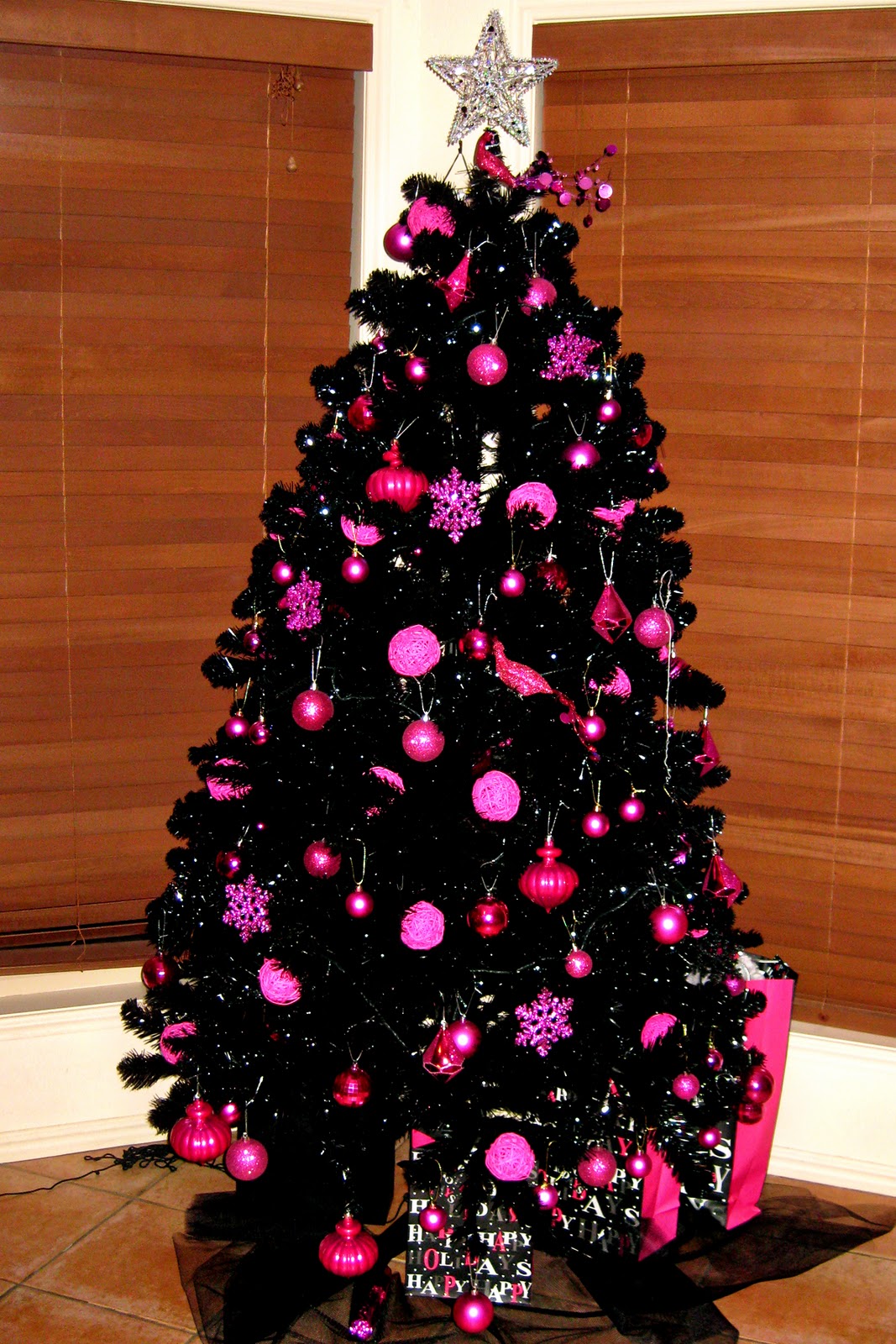 38 Black Christmas Tree Decorations Ideas - Decoration Love