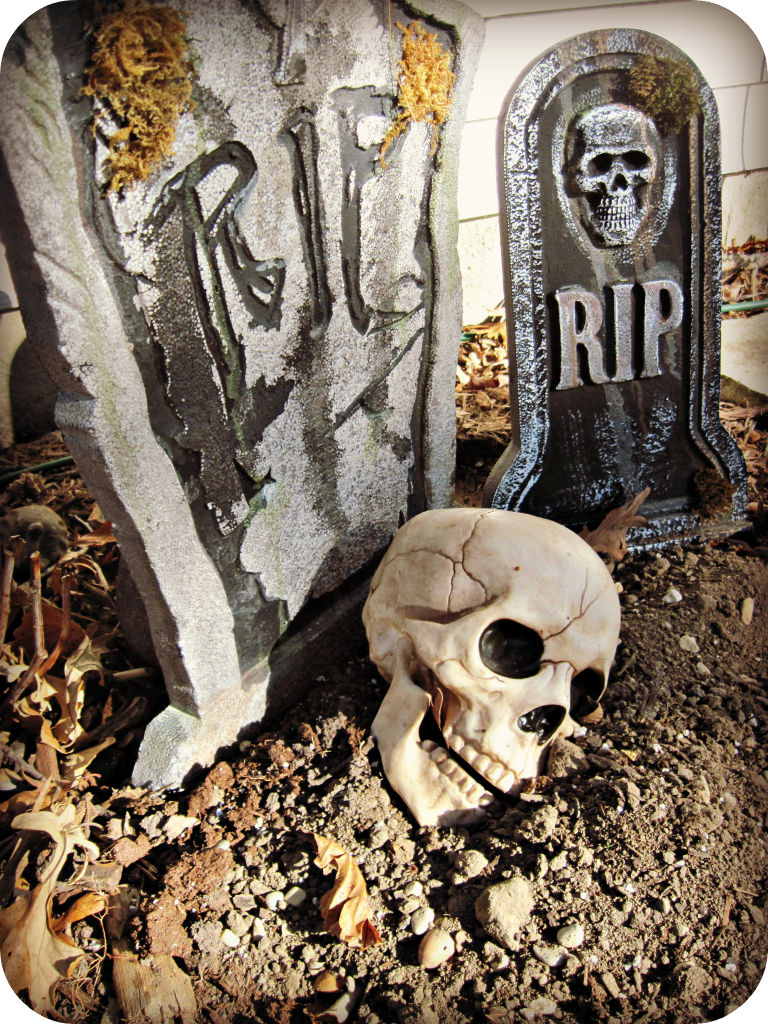➤ How to make cheap zombie halloween decorations on a budget