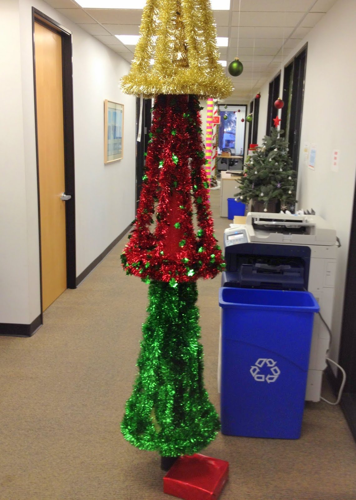 25 Stunning Office Christmas Decorations Ideas Decoration Love Office Decoration For Christmas