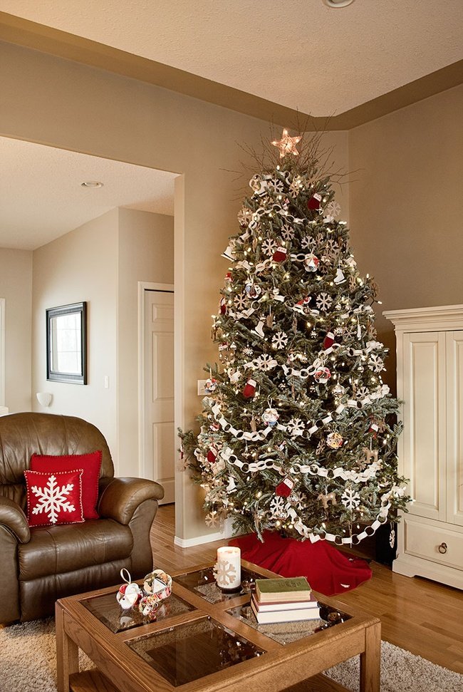 40 Christmas Tree Decorations With Garland Decoration Love Garland On A Christmas Tree