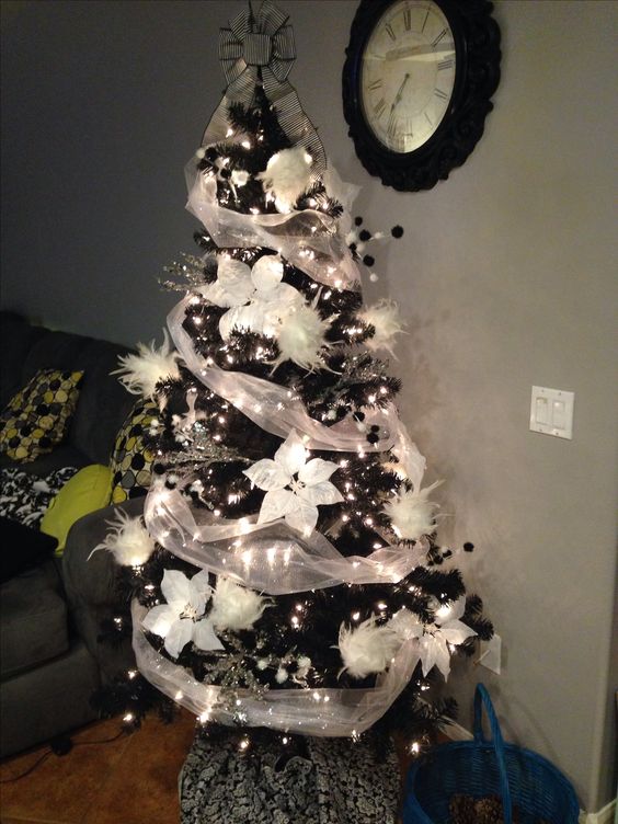 38 Black Christmas Tree Decorations Ideas - Decoration Love