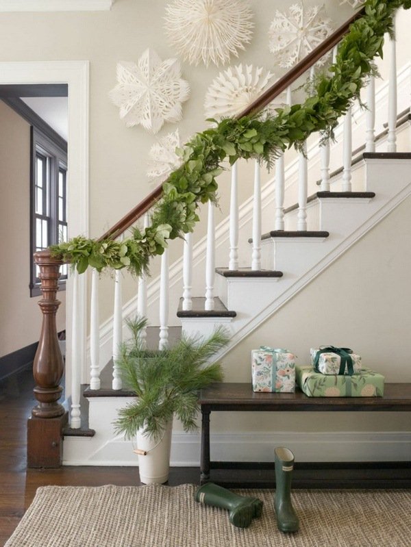 Decorate The Staircase For Christmas 45 Beautiful Ideas Decoration Love Christmas Garlands Staircase