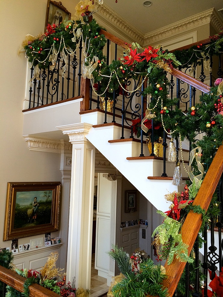 Decorate The Staircase For Christmas - 45 Beautiful Ideas ...