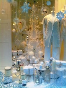 25 Snow Display Christmas Window Decorations Ideas - Decoration Love