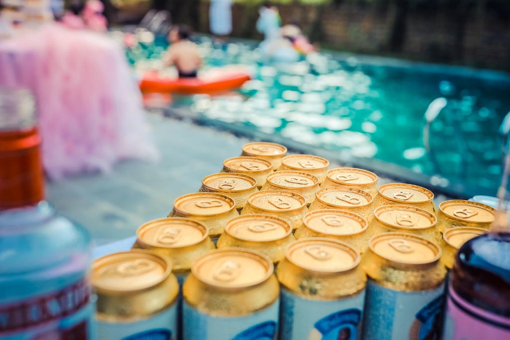 Tips For Throwing A Pool Party That S Both Fun And Safe Decoration Love
