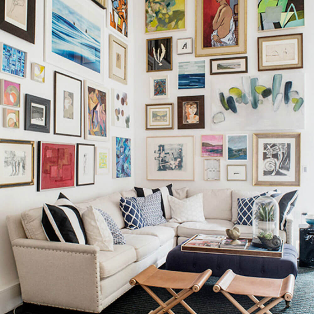 Brutal or maximalist style for a decoration with very effective photos