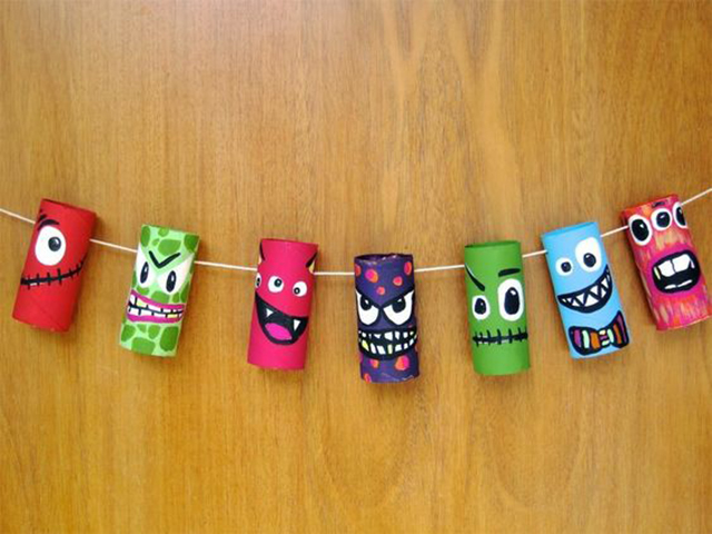 Halloween ornaments with paper rolls 18