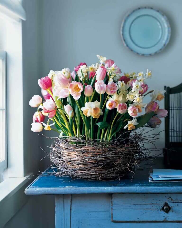 18. Arrangement with tulips in a large nest