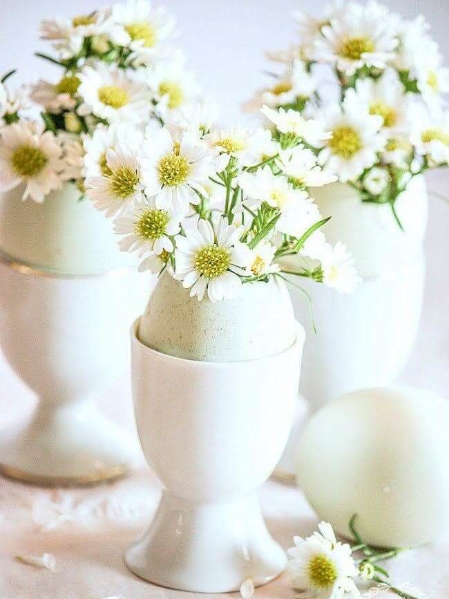 24. Arrangement with daisies and eggs
