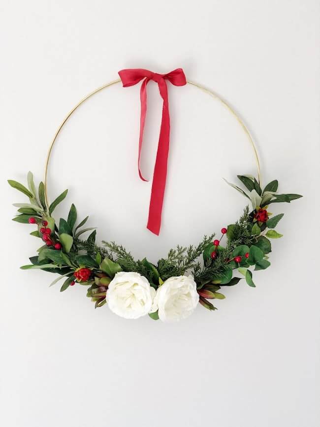 30. Modern and asymmetrical wreath