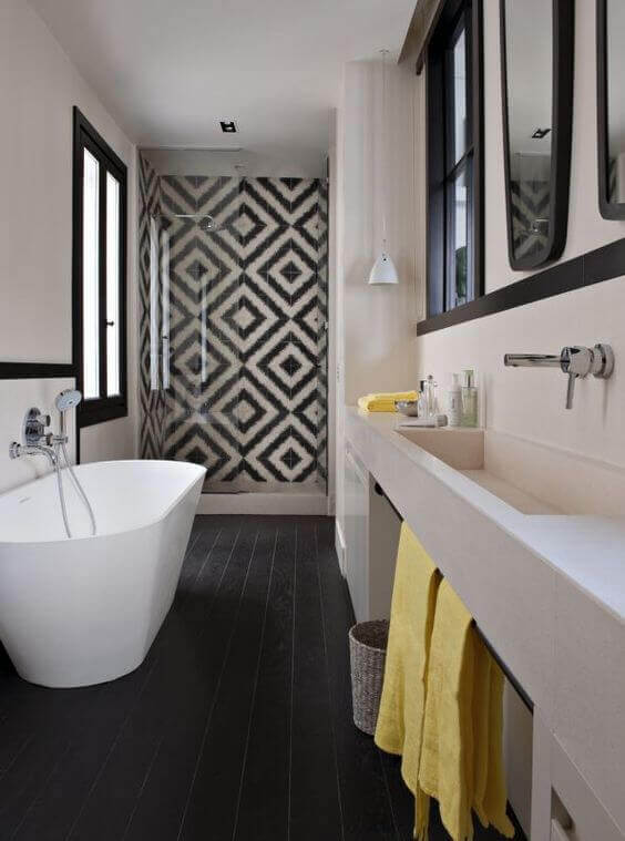 Bathroom decorated in black and white 4