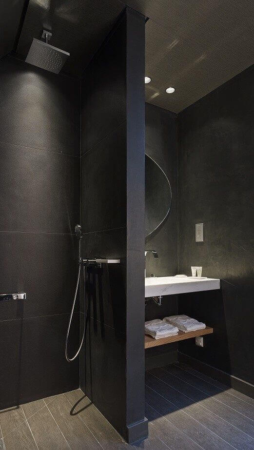 Bathroom decorated in black and white 7
