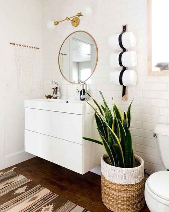 Decor with plants in the bathroom 1