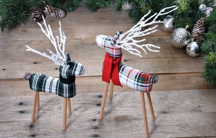13 – Reindeer with checkered fabric