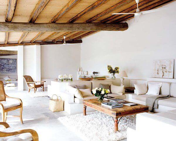 19. A MEDITERRANEAN-STYLE LIVING ROOM