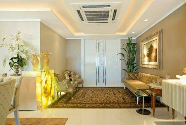2. Entrance hall in classic and spacious style
