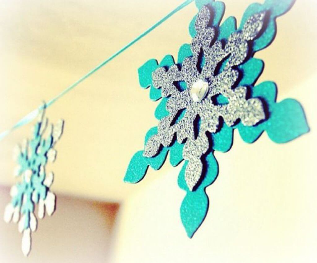 3- Decorative clothesline with snowflakes