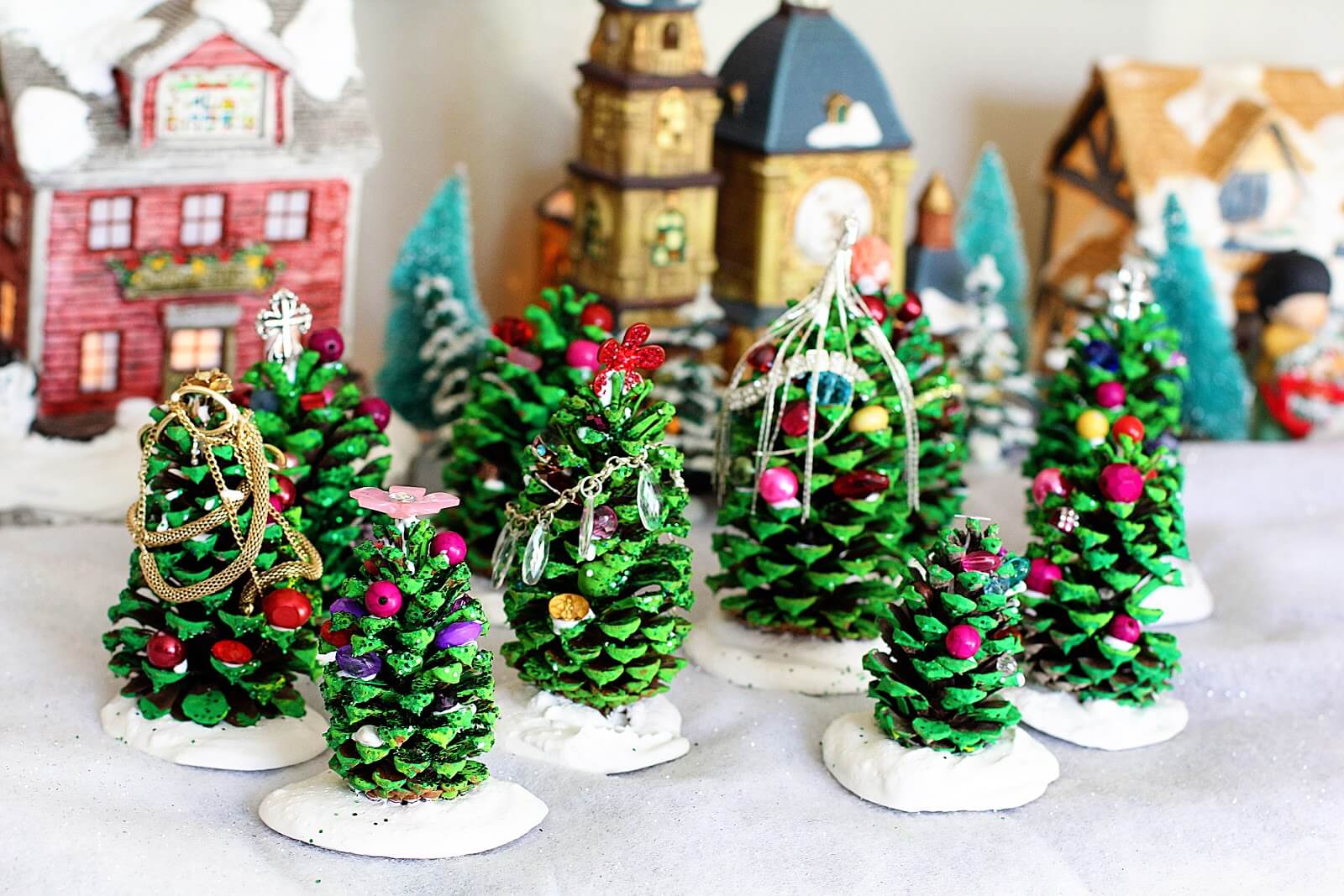 18– Mini Christmas tree with pine cone