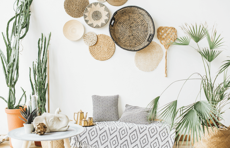 Wall decoration with baskets