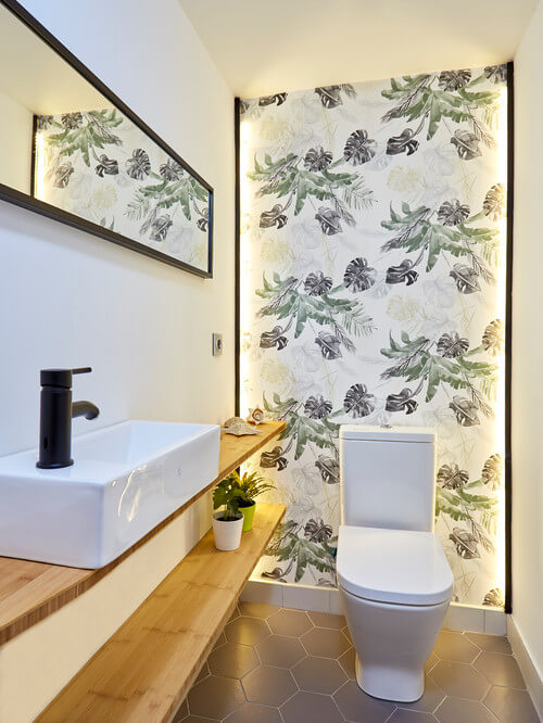 13- Give a natural touch to the bathroom using wallpaper
