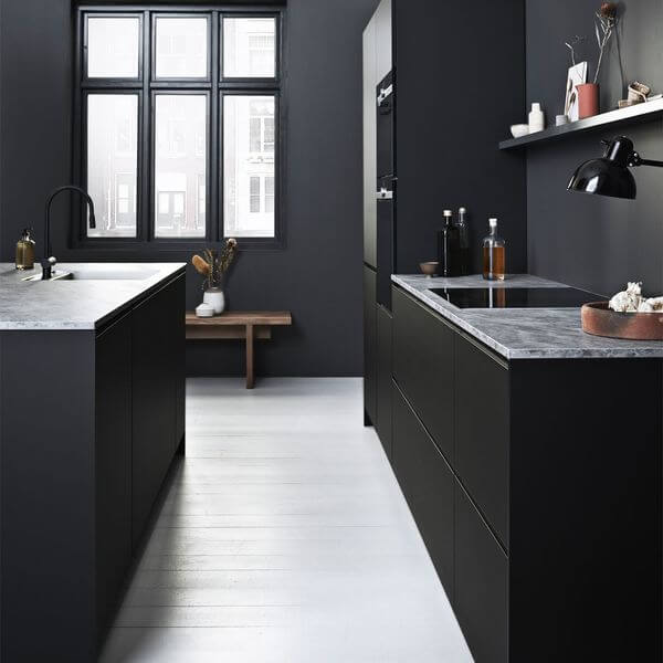 1- Enhanced with marble, the black kitchen gains in refinement 