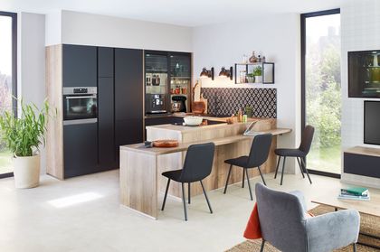 10- Lightwood warms the contours of the black kitchen 