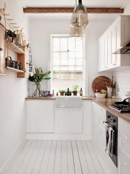 13- A kitchen full of charm, thanks to a white parquet floor 
