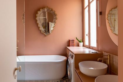13- A terracotta tone brings cachet to a beautiful bathroom full of softness