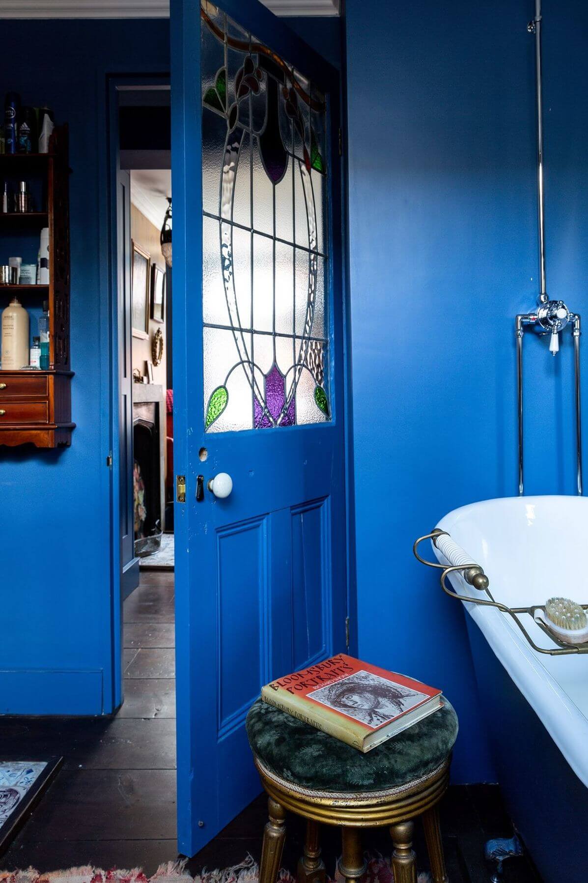 2- Dare to use electric blue on the bathroom door