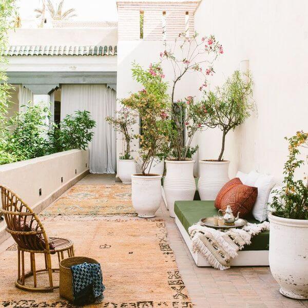 2- The oversized pots give an air of Riad to the terrace