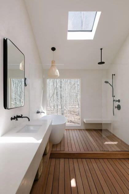3- The room opens onto nature for a bathroom inside and out