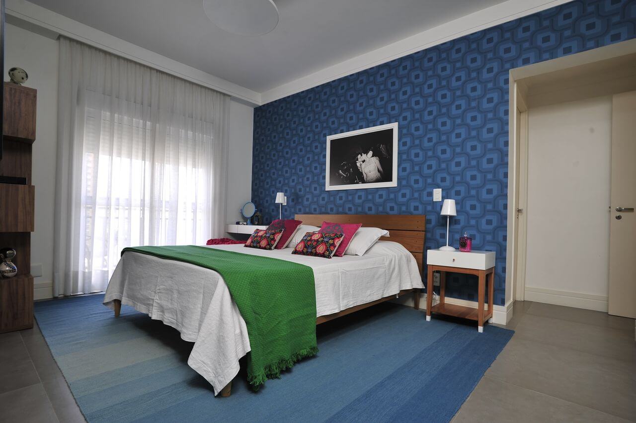 30. Rug and wallpaper in blue