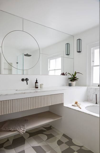 5- Marble and light tones bring a beautiful luminosity to a chic bathroom