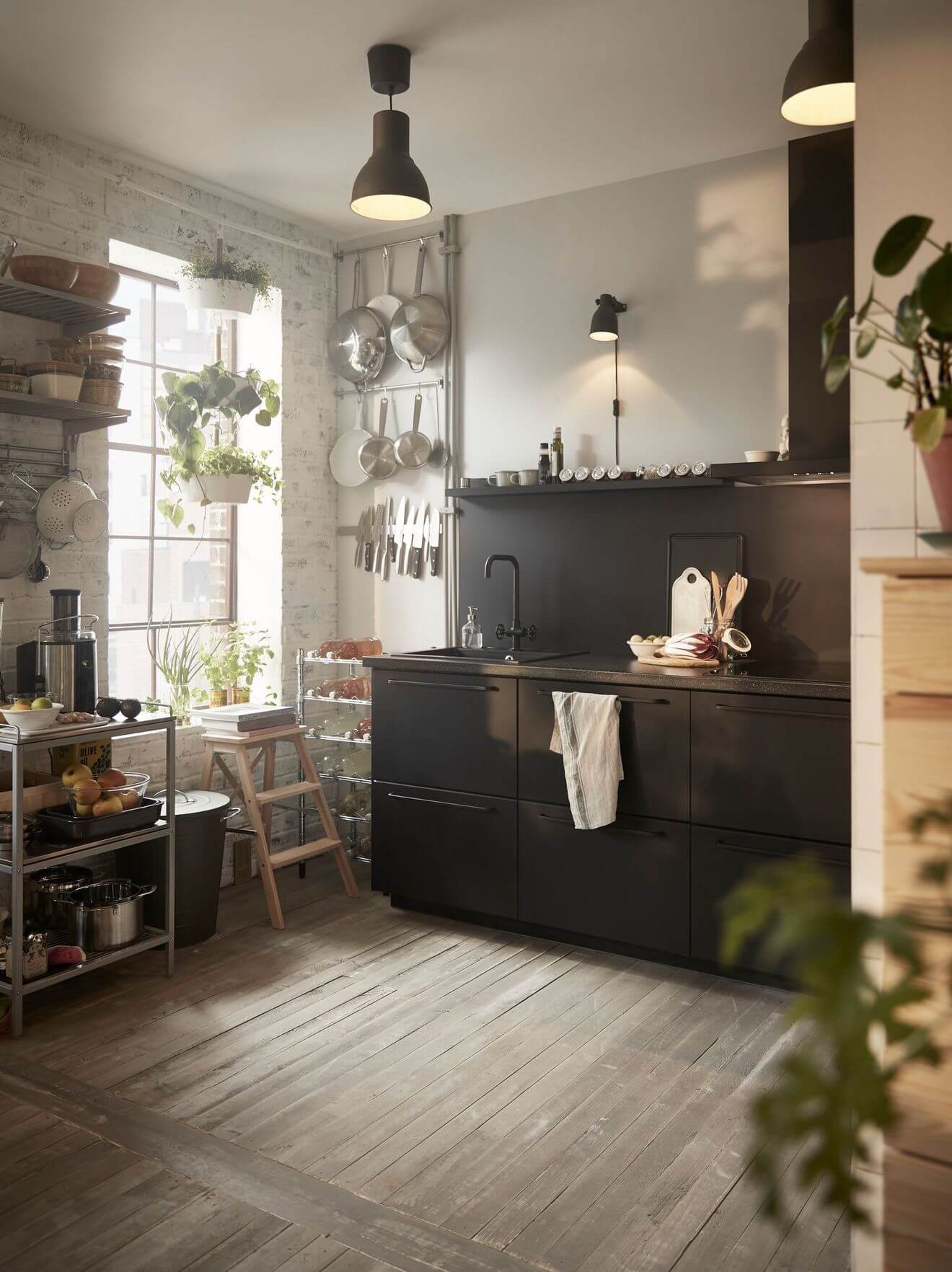6- An industrial character for the matte black kitchen 