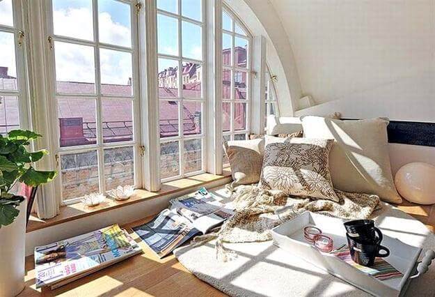 6- Decorate the walls of the room with large windows