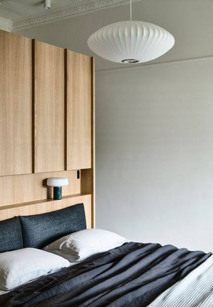 6- The headboard incorporates a shelf in a large piece of furniture to structure the spaces