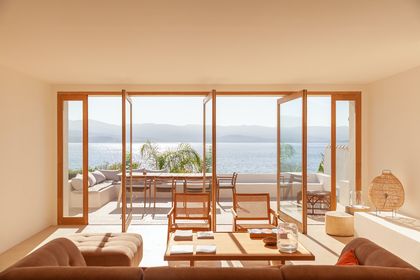 8- A wooden bay window opens onto a breathtaking panorama