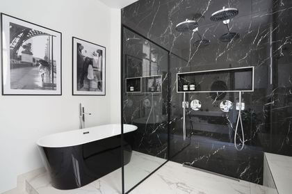 9- Black marble stands out at the heart of a sublime bathroom